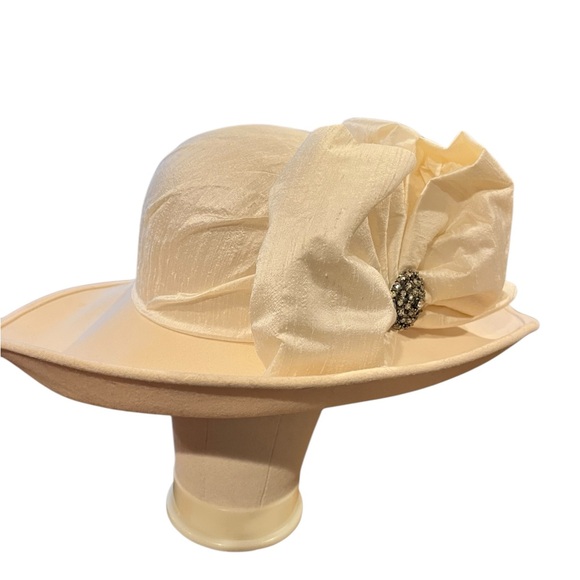 Vintage Whittall & Shon vintage wht wool designer hat with rhinestone trim - Picture 2 of 13